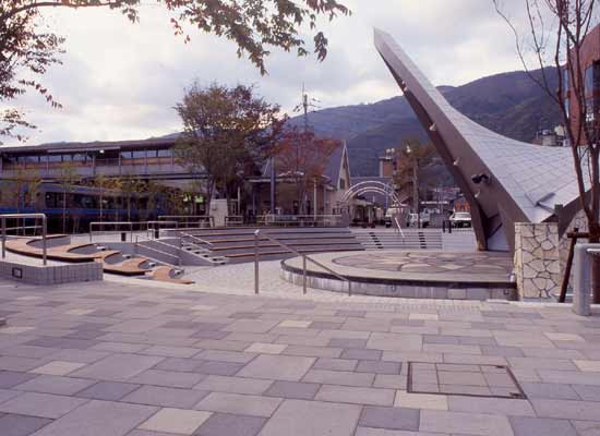 公　園