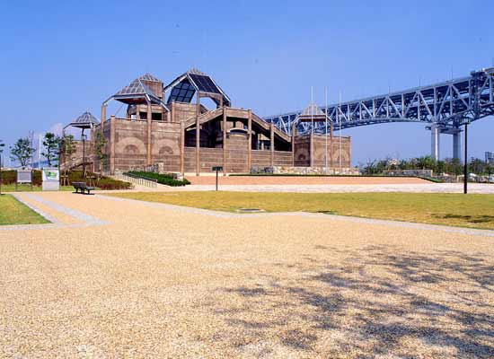 公　園